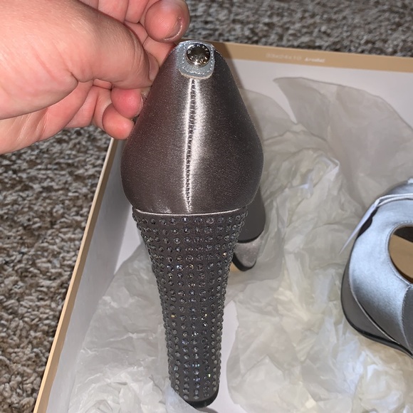 Michael Kors. Size 8. Beautiful shoes. Barely worn. Silver. - Picture 4 of 7